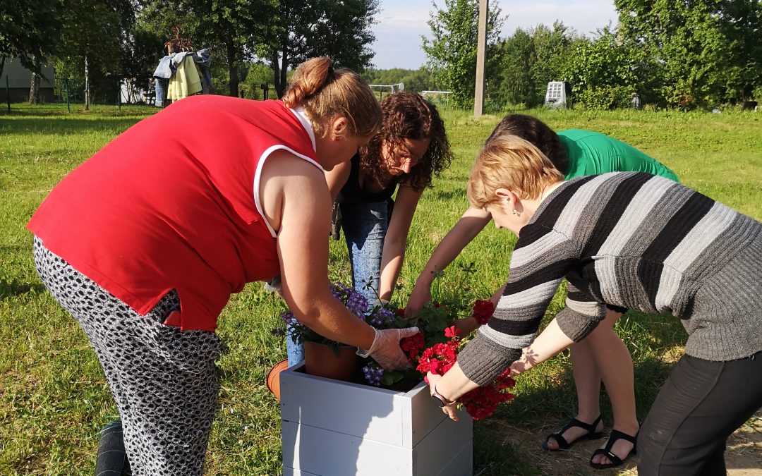 INTEGRACIJA Į BENDRUOMENĘ „VAZONŲ GAMYBA IR GATVIŲ PUOŠYBA“