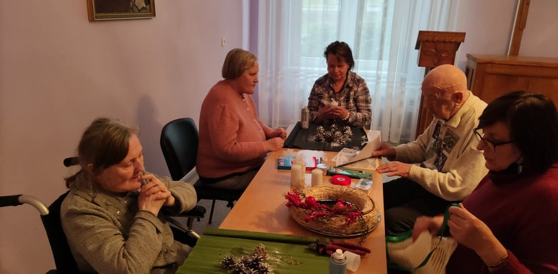 Advento vainiko puošimas ir pirmos žvakės įžiebimas