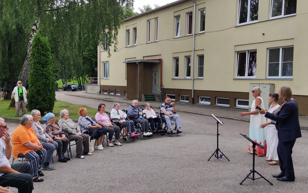 DUETAS „PaSiJa“ ELEKTRĖNŲ SOCIALINĖS GLOBOS NAMUOSE