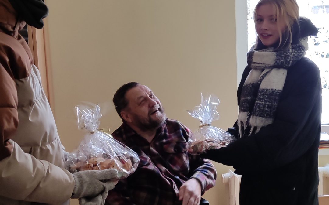 Jaunimas lanko Elektrėnų socialinės globos namų gyventojus