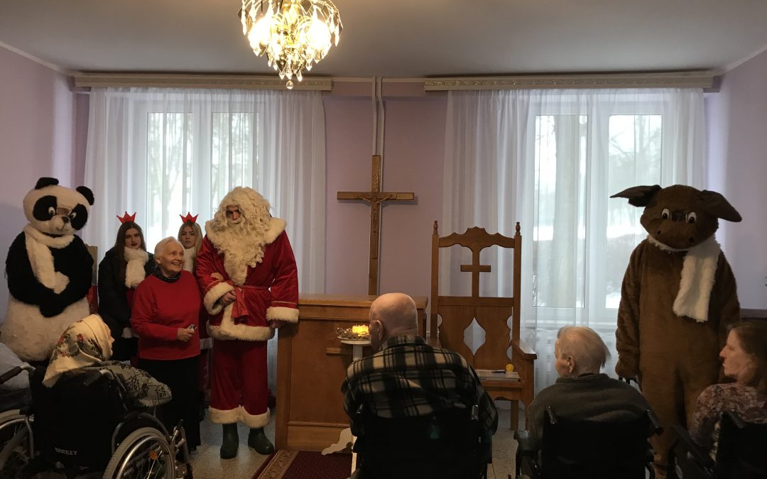 Labdaros organizacija „Ištiesk gerumo ranką“ lanko gyventojus
